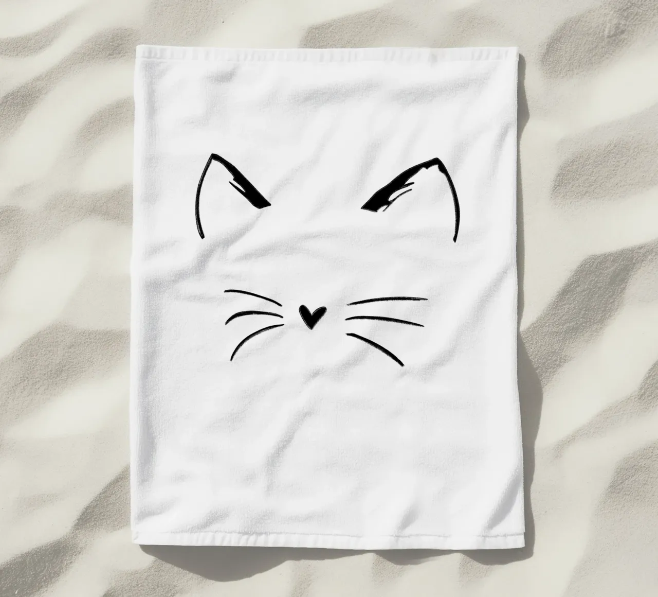 Kattengezicht strandhanddoek van ArtDesign by KBK