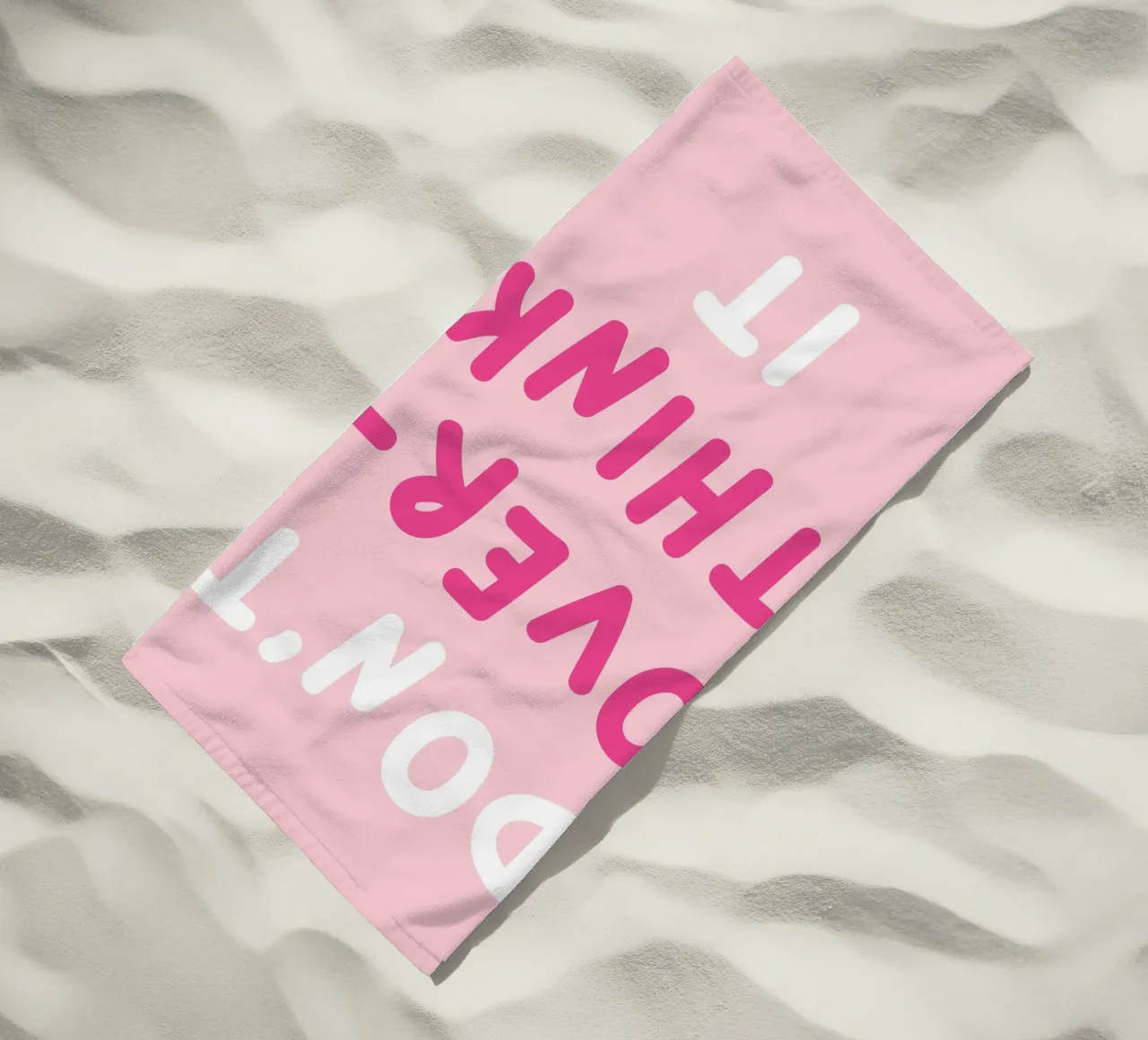 Citazione "Don't Overthink It", Rosa Preppy Girly telo mare da pdigitalprints