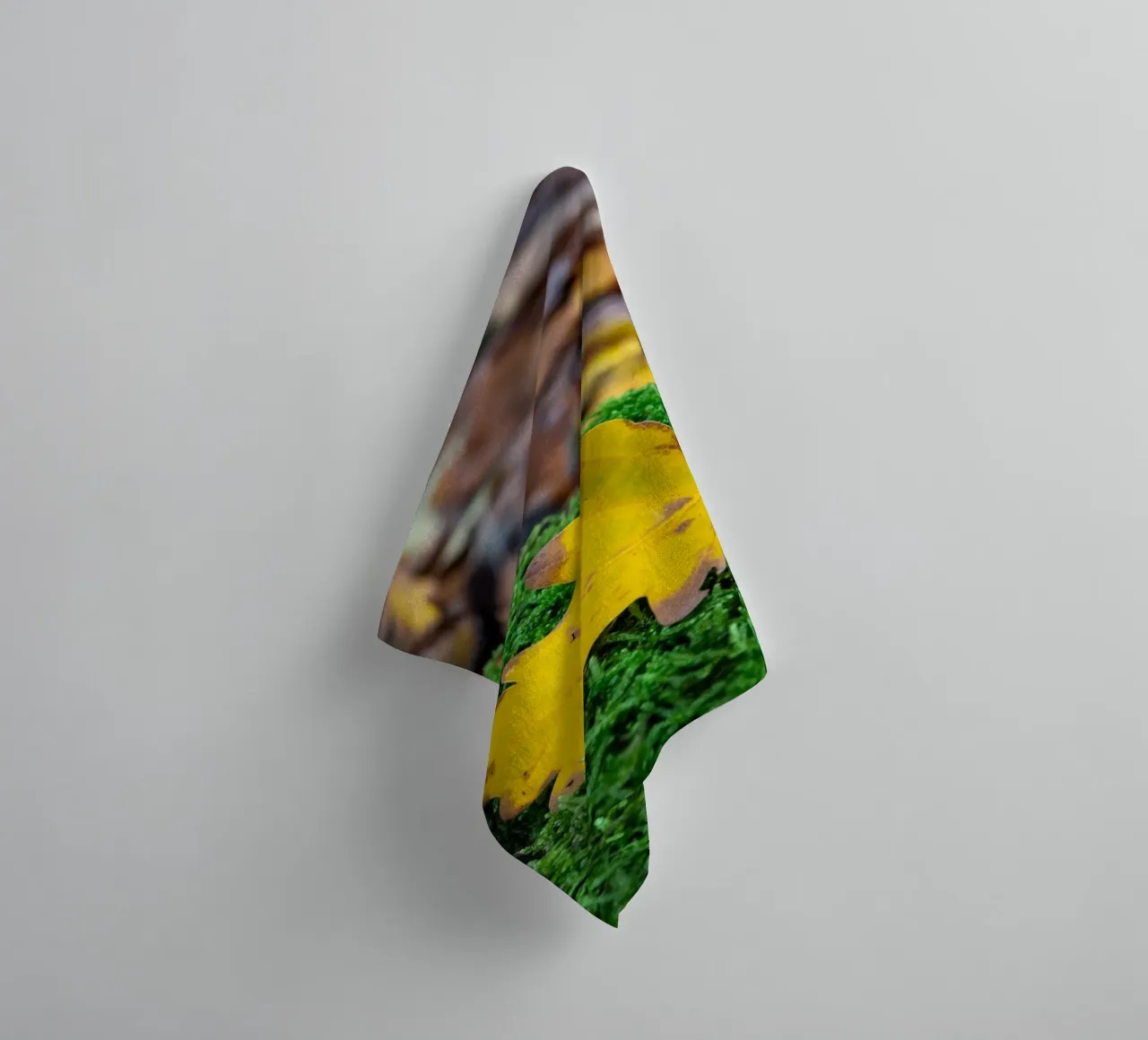 Feuille jaune sur mousse verte serviette de bain de anderm