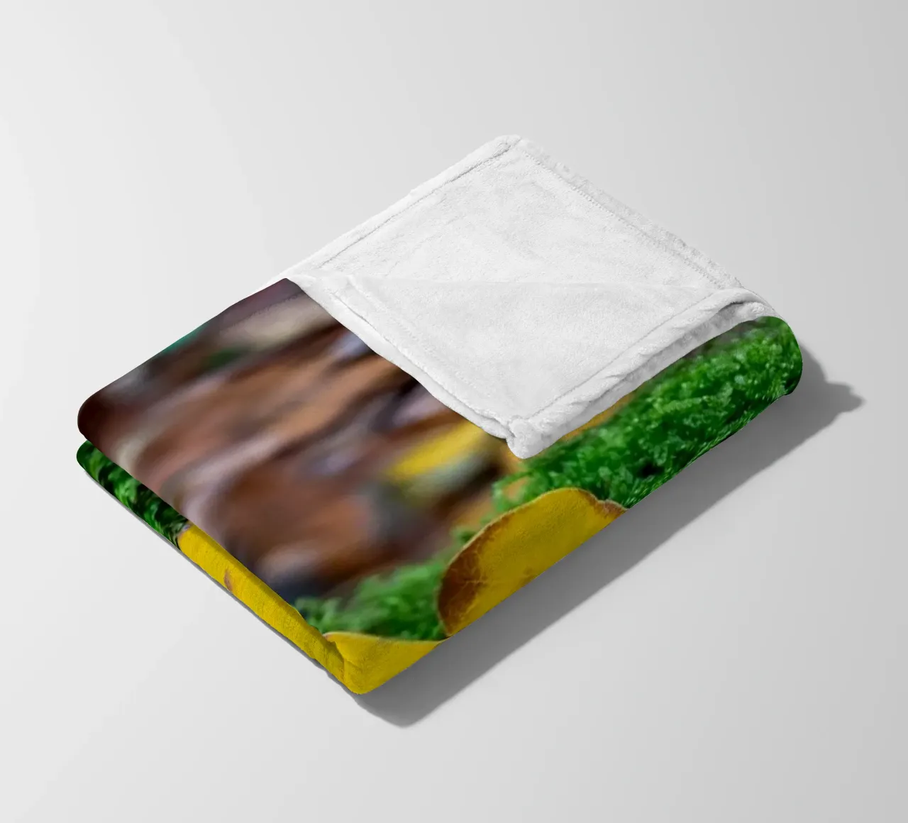 Foglia gialla su muschio verde coperta in pile da anderm
