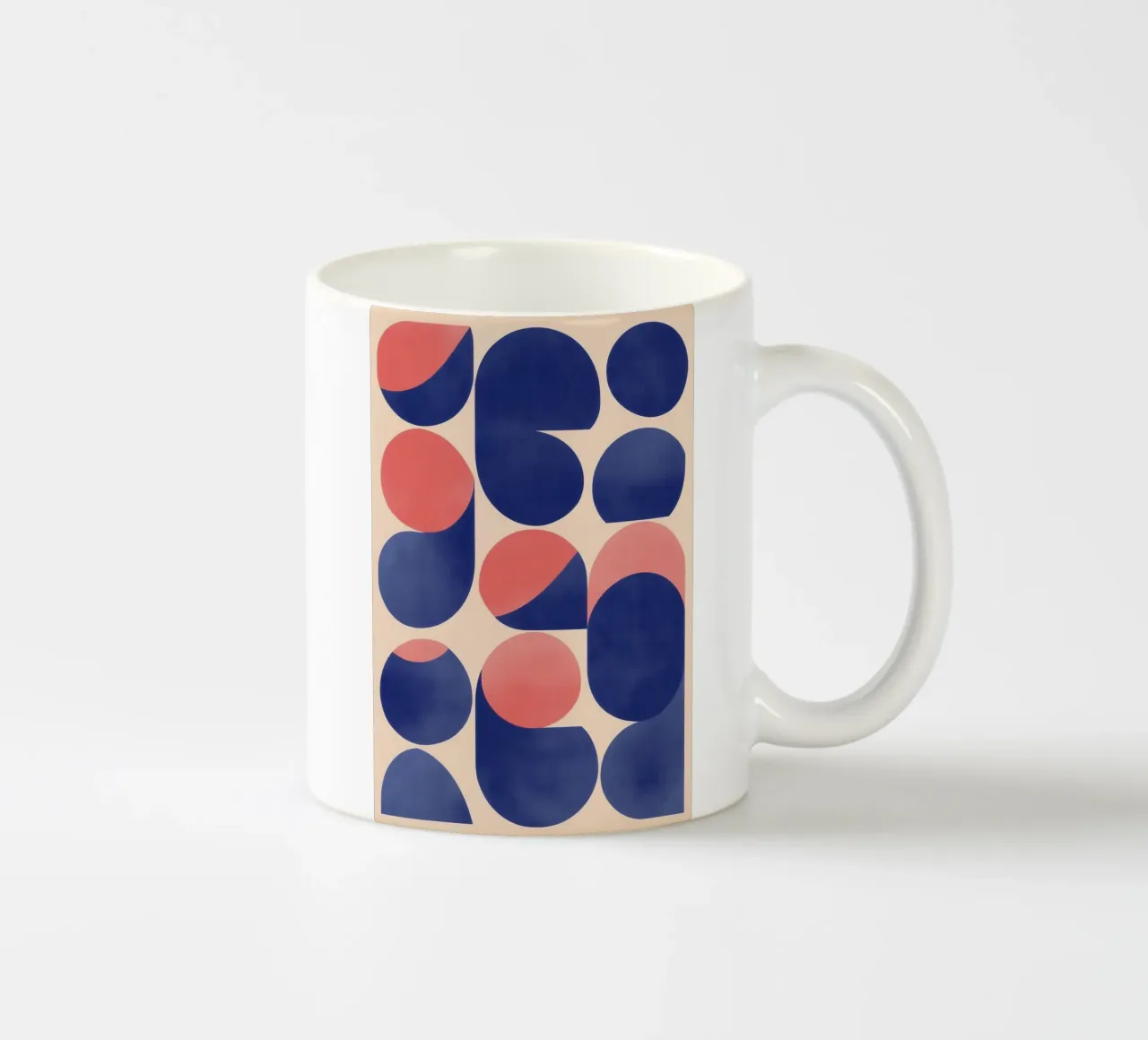 Arte geometrica con forme blu e rosa tazza in ceramica da Melloi Art Print