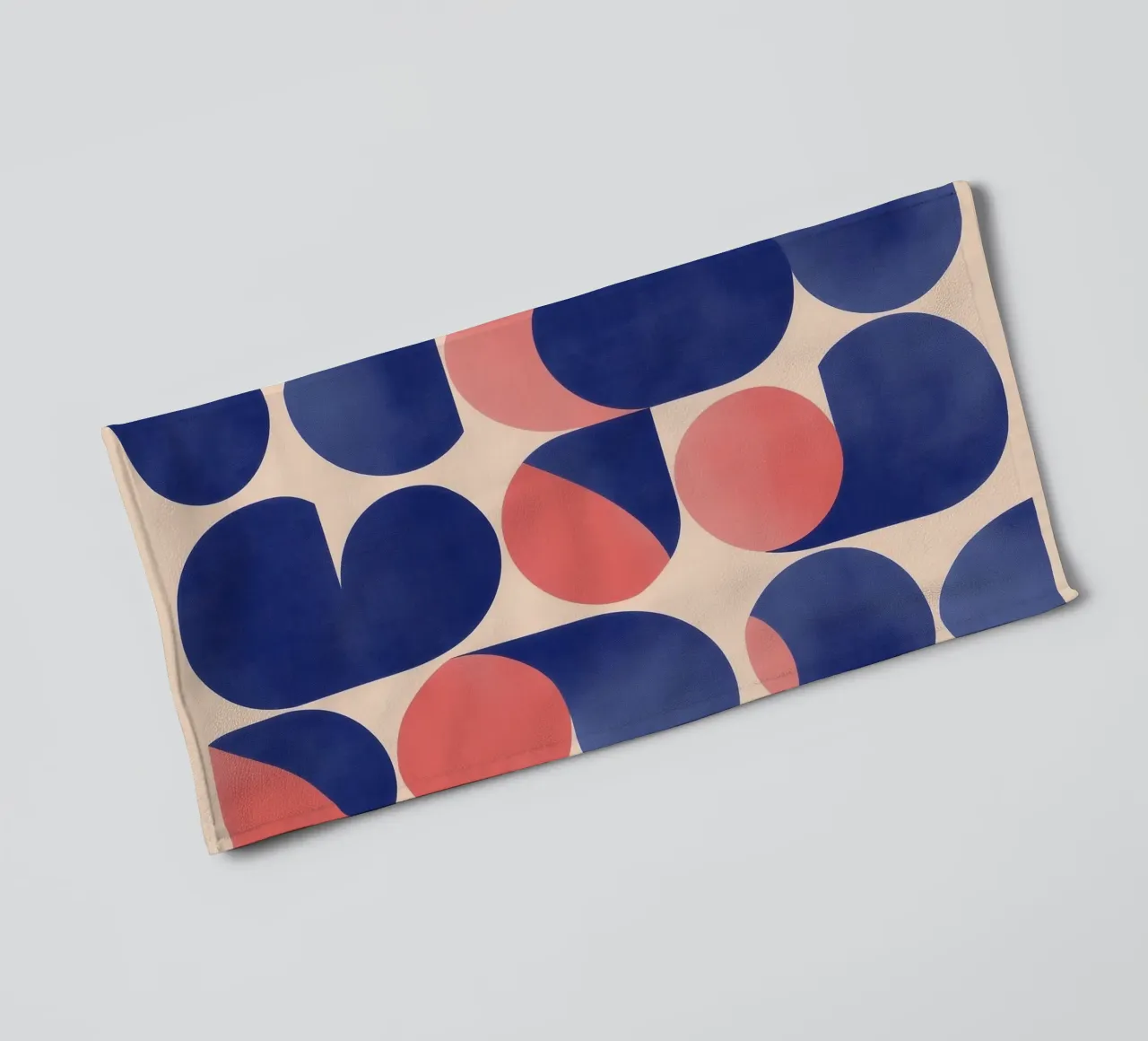 Arte geometrica con forme blu e rosa asciugamano da bagno da Melloi Art Print