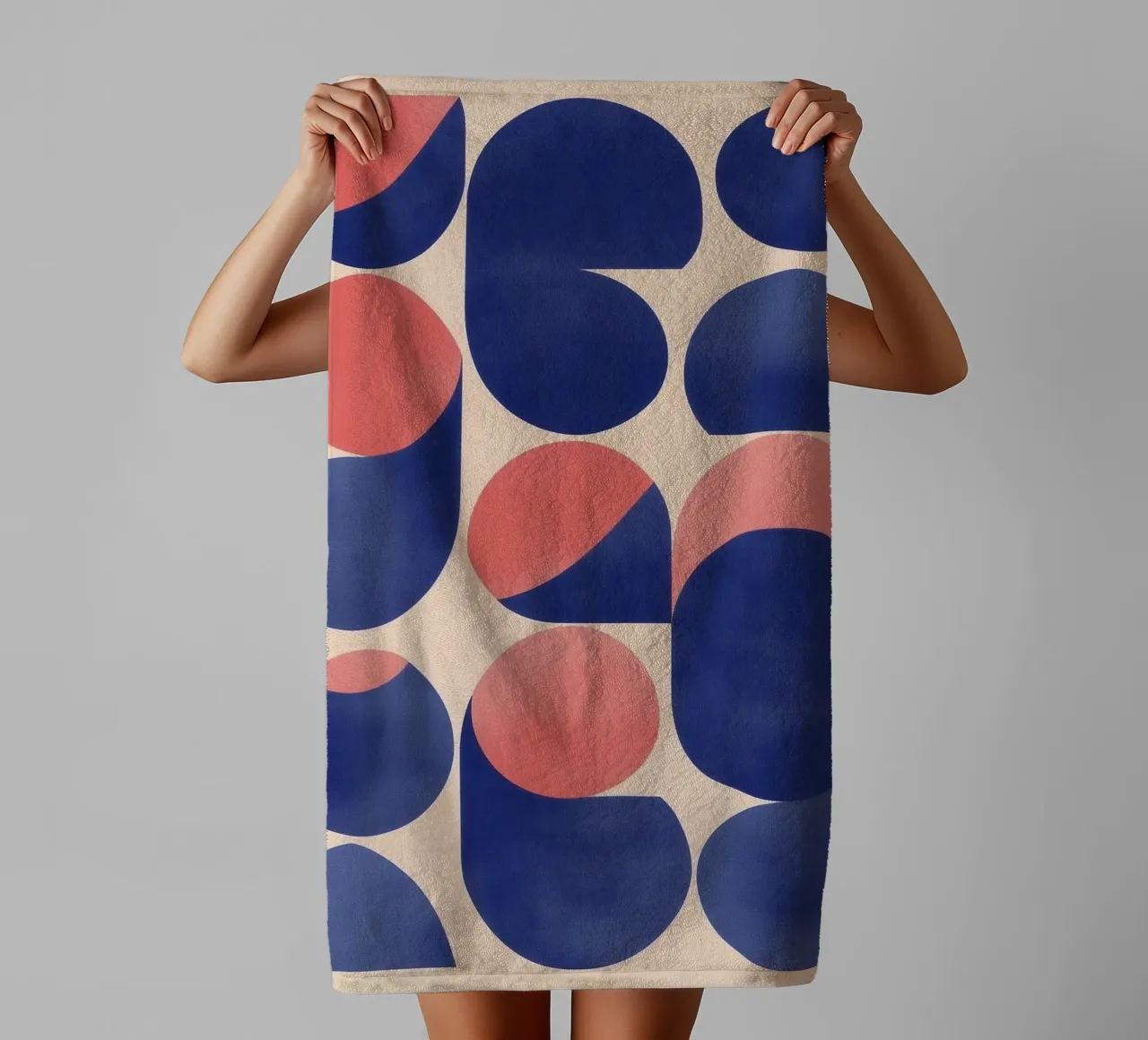 Arte geometrica con forme blu e rosa asciugamano da bagno da Melloi Art Print