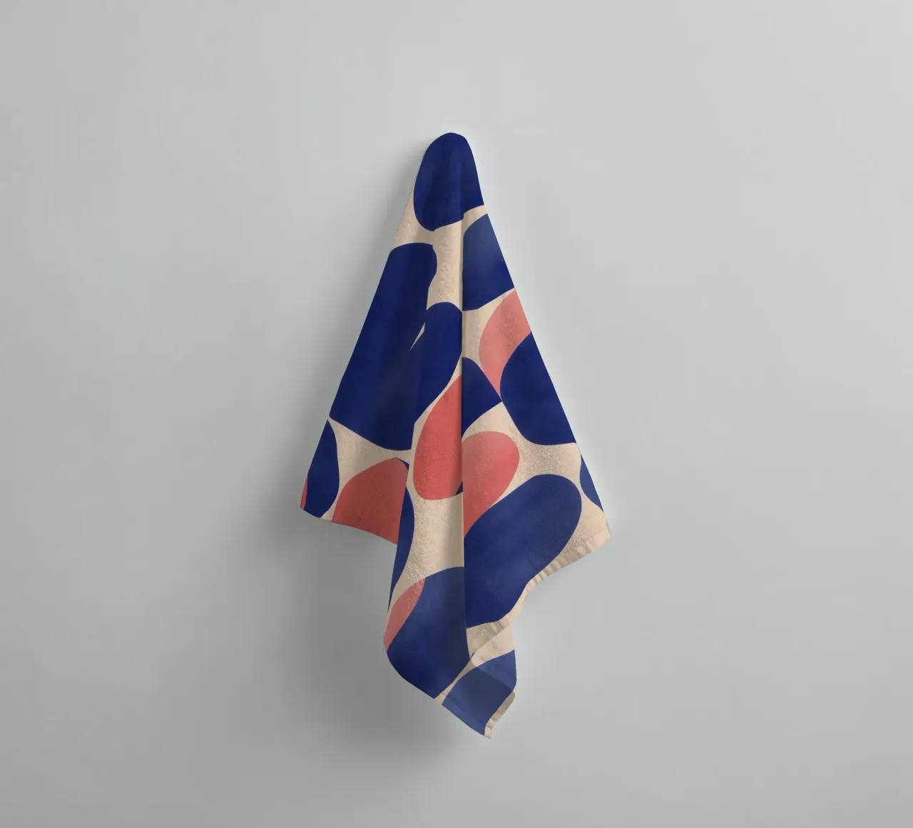 Arte geometrica con forme blu e rosa asciugamano da bagno da Melloi Art Print