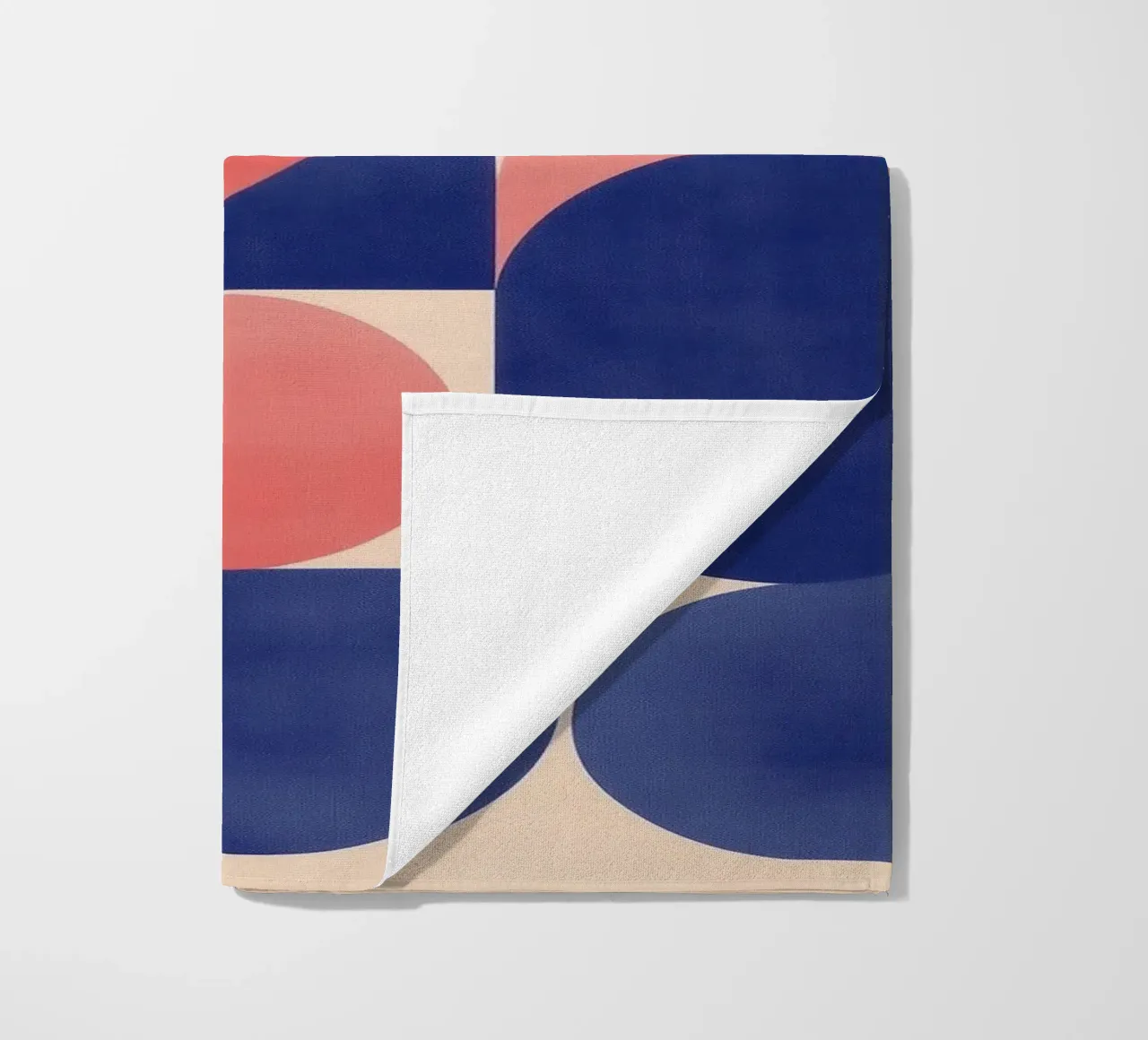 Arte geometrica con forme blu e rosa telo mare da Melloi Art Print