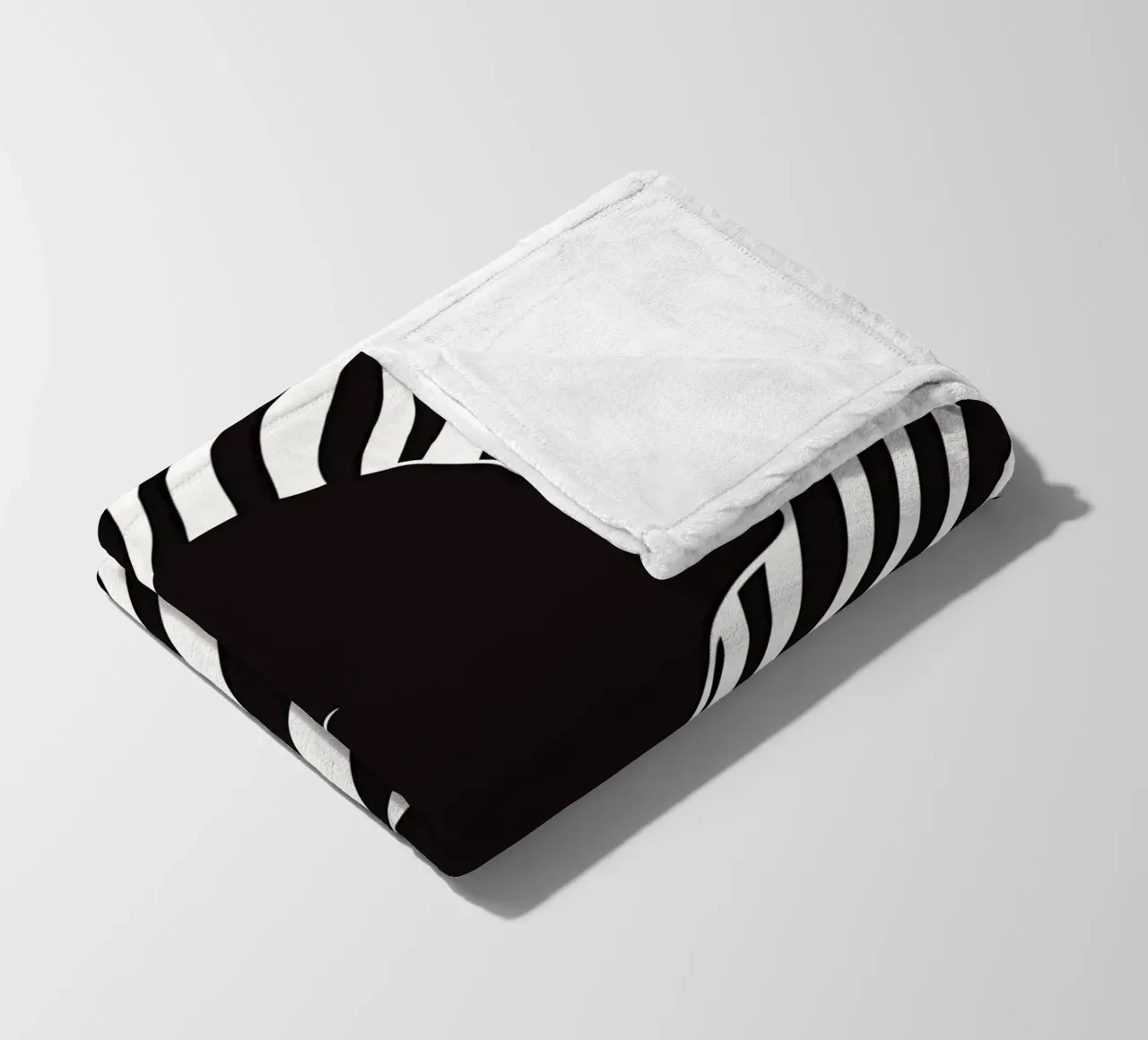 Ritratto di donna con strisce decorative bianche e nere coperta in pile da Autofocus