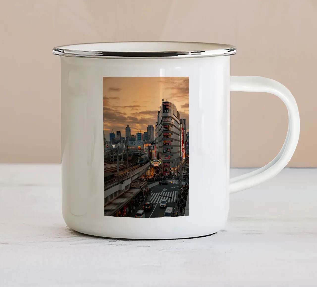 Tramonto della stazione di Ueno a Tokyo, Giappone tazza in smalto da Marcel Bisig