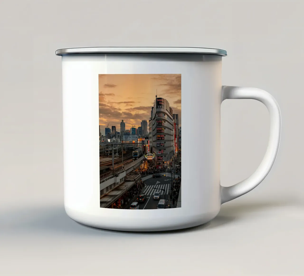 Tramonto della stazione di Ueno a Tokyo, Giappone tazza in smalto da Marcel Bisig