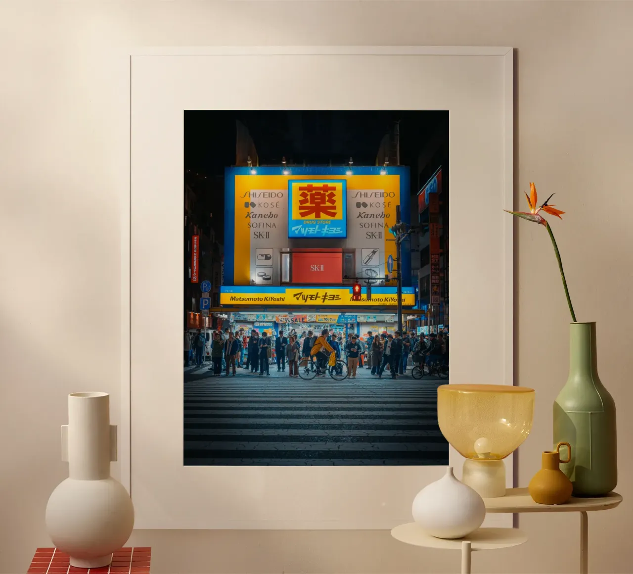 Scena notturna di strada ad Akihabara - Tokyo, Giappone poster con telaio in alluminio da Marcel Bisig