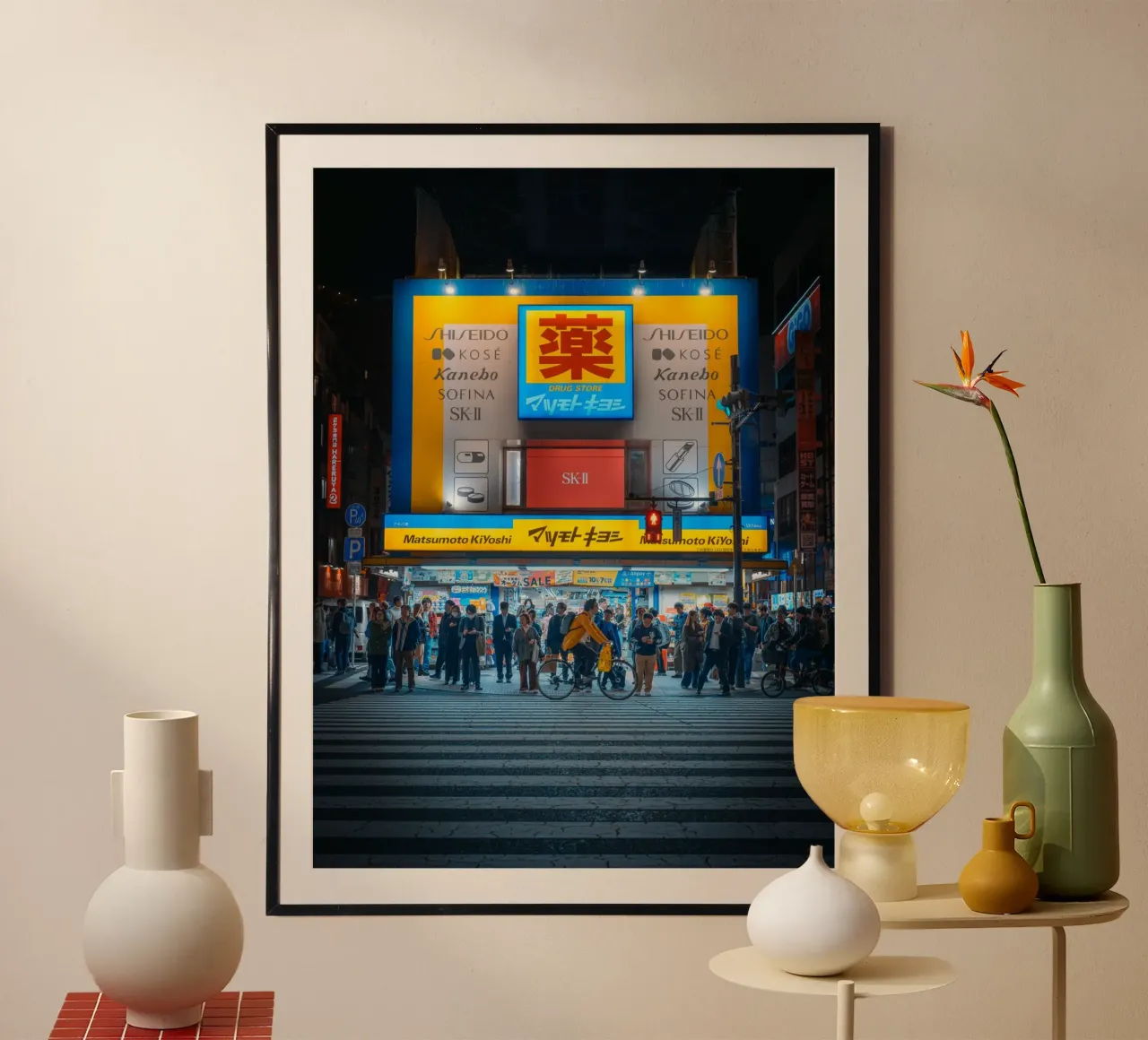 Scena notturna di strada ad Akihabara - Tokyo, Giappone poster con telaio in alluminio da Marcel Bisig