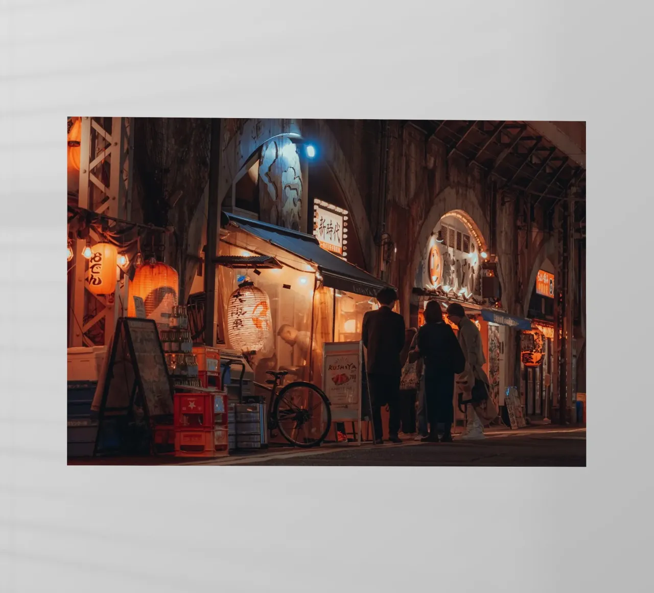 Scena notturna di strada a Shimbashi - Tokyo, Giappone pellicola backlit da Marcel Bisig