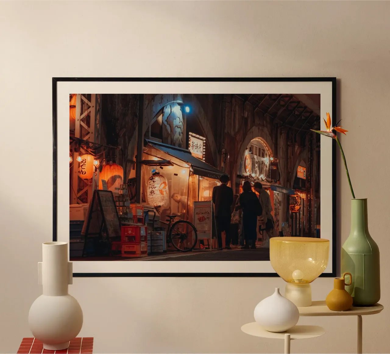 Scena notturna di strada a Shimbashi - Tokyo, Giappone poster con telaio in plastica da Marcel Bisig
