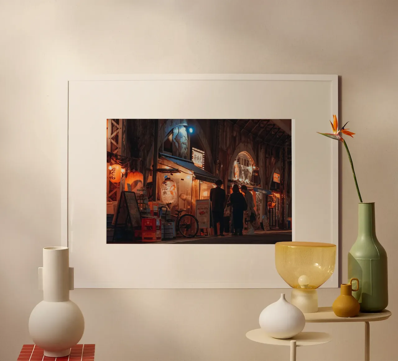 Scena notturna di strada a Shimbashi - Tokyo, Giappone poster con telaio in plastica da Marcel Bisig