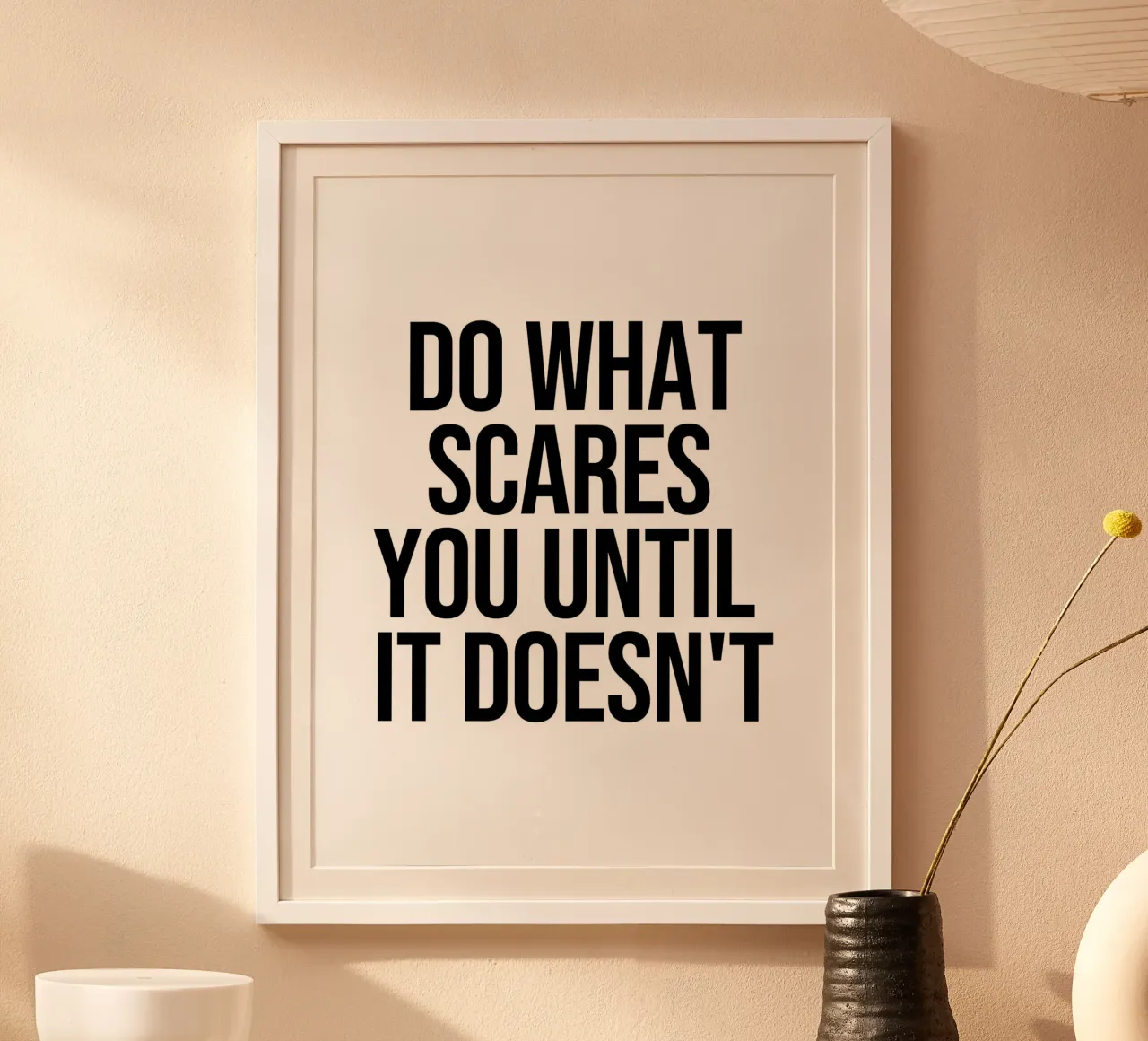 Faites ce qui vous effraie jusqu'à ce que vous ne le citiez plus. poster avec cadre en plastique de Paigaam Studio
