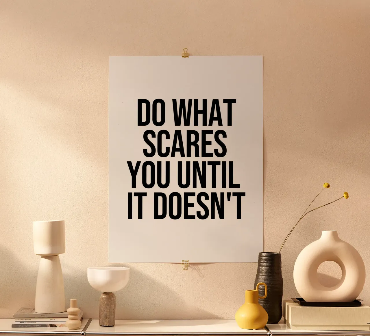 Faites ce qui vous effraie jusqu'à ce que vous ne le citiez plus. poster avec cadre en plastique de Paigaam Studio