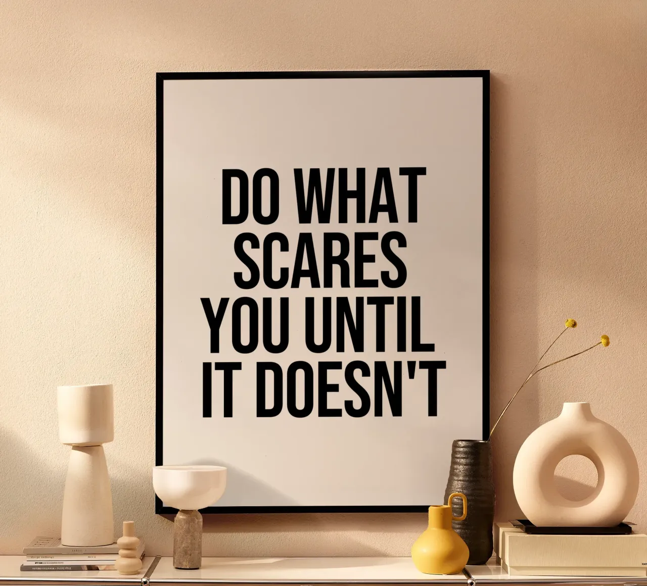 Faites ce qui vous effraie jusqu'à ce que vous ne le citiez plus. poster avec cadre en plastique de Paigaam Studio