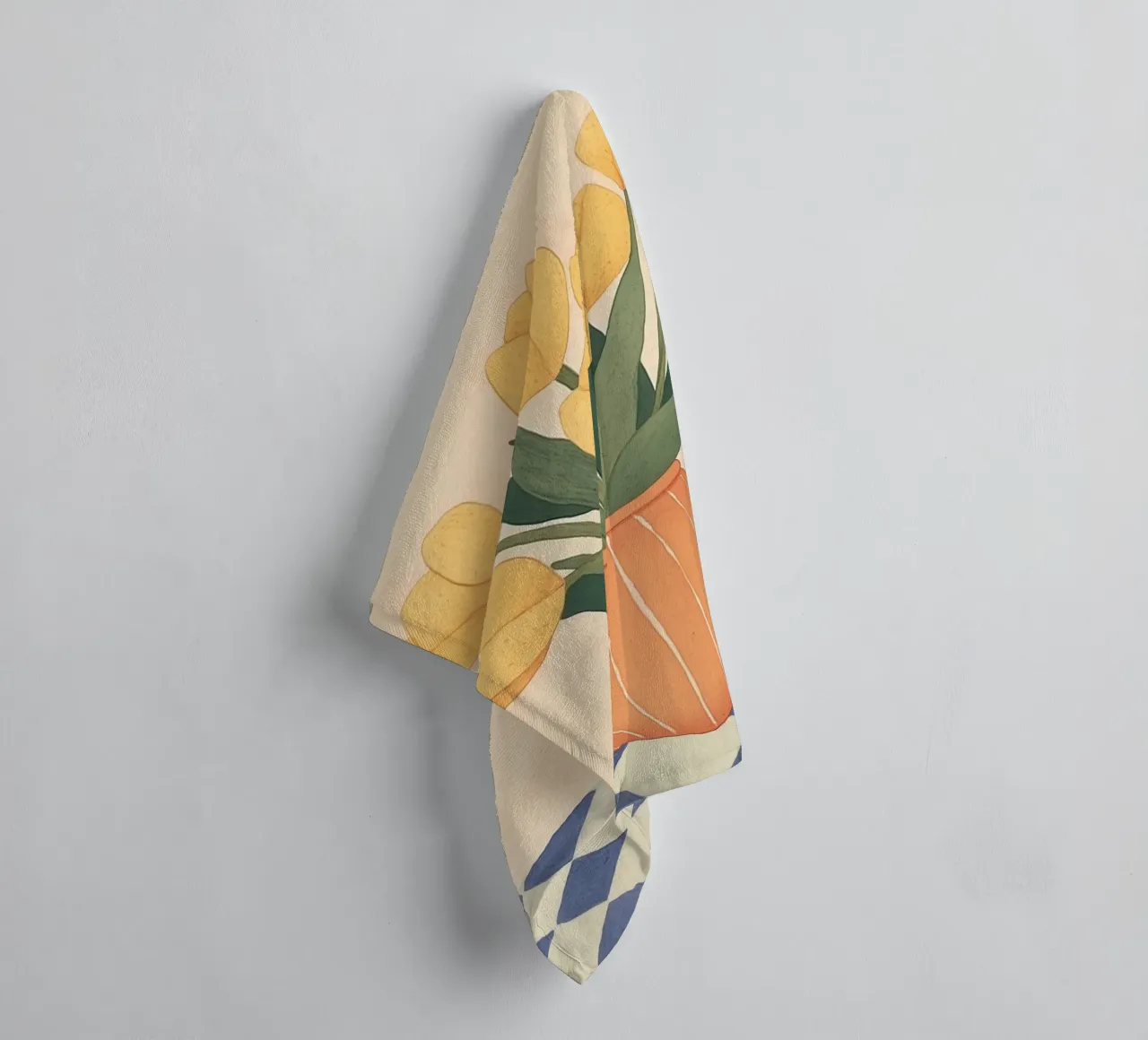Tulipani gialli in vaso asciugamano da bagno da Melloi Art Print