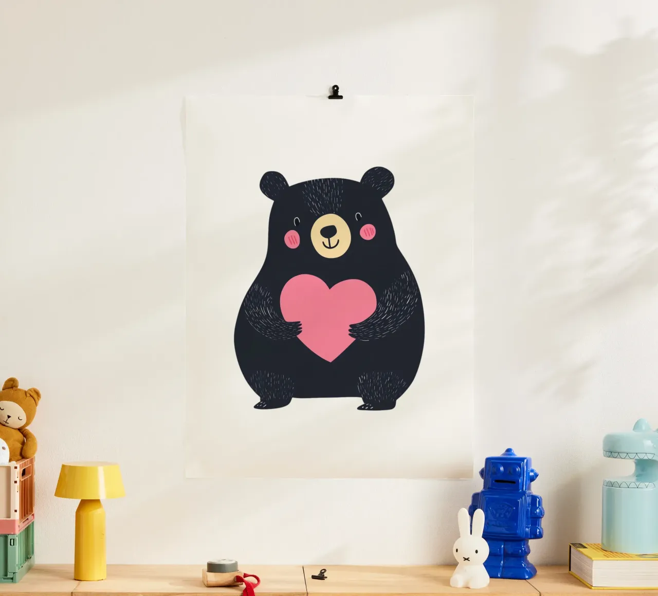 Un simpatico orso con il cuore poster con telaio in legno da HookASmile