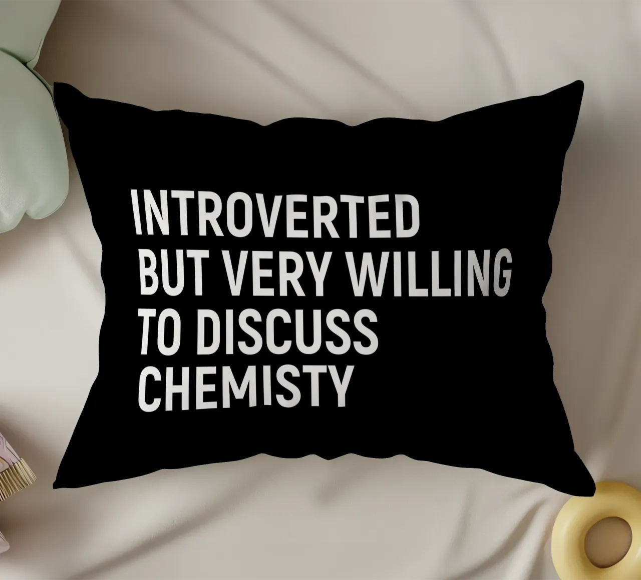 Introverted but very willing to discuss chemistry cojín de happieeagle