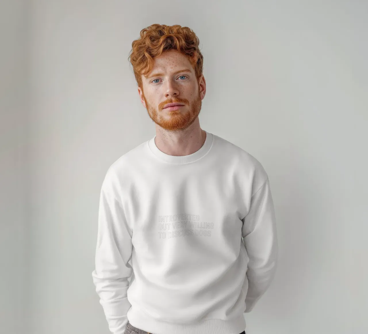 Introverted but very willing to discuss dogs Sweatshirt von happieeagle