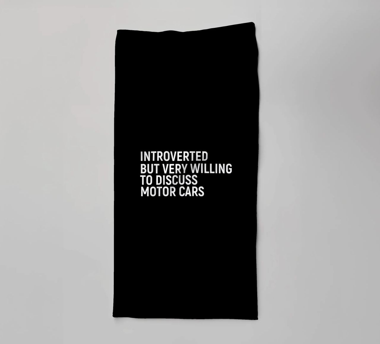 Introverted but very willing to discuss motor cars asciugamano da bagno da happieeagle