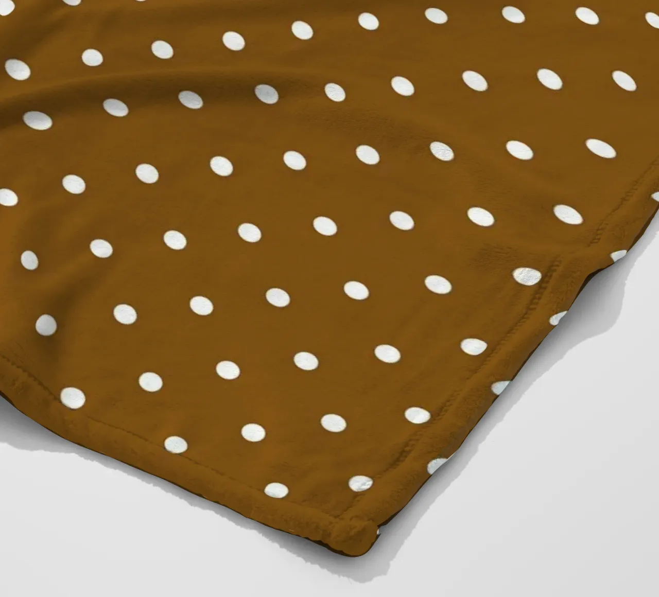 Minimal Classic Polka Dots | Weiß auf Dunkelschokoladenbraun Fleecedecke von Beauty in Simplicity