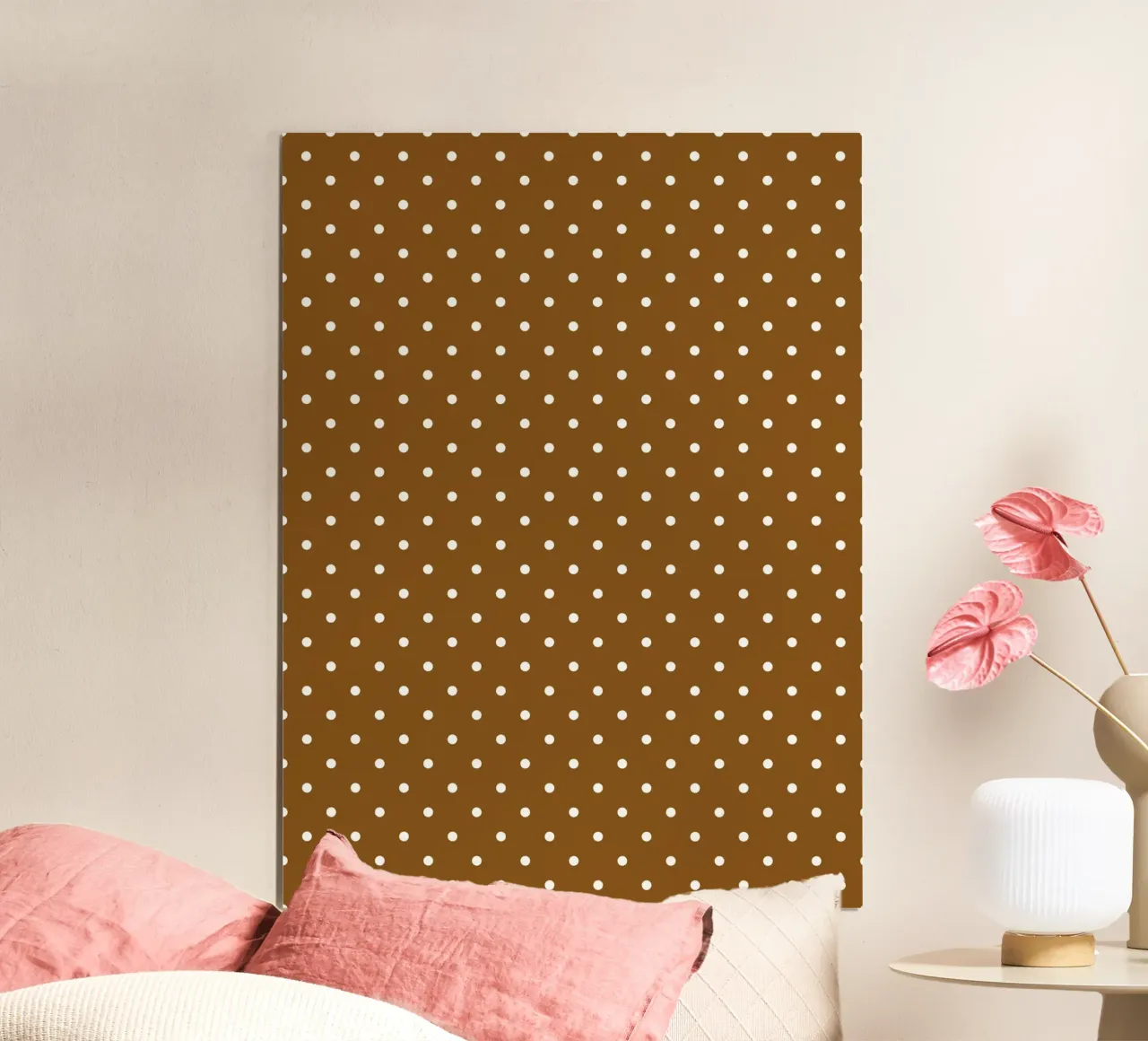 Pois classici minimali | Bianco su marrone cioccolato scuro poster con telaio in alluminio da Beauty in Simplicity