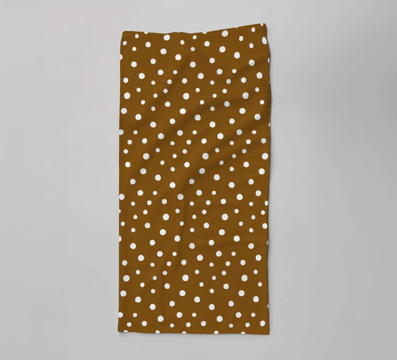 Standard Chic Handgezeichnete Polka Dots | Weiß auf Dunkelbraun Handtuch von Beauty in Simplicity