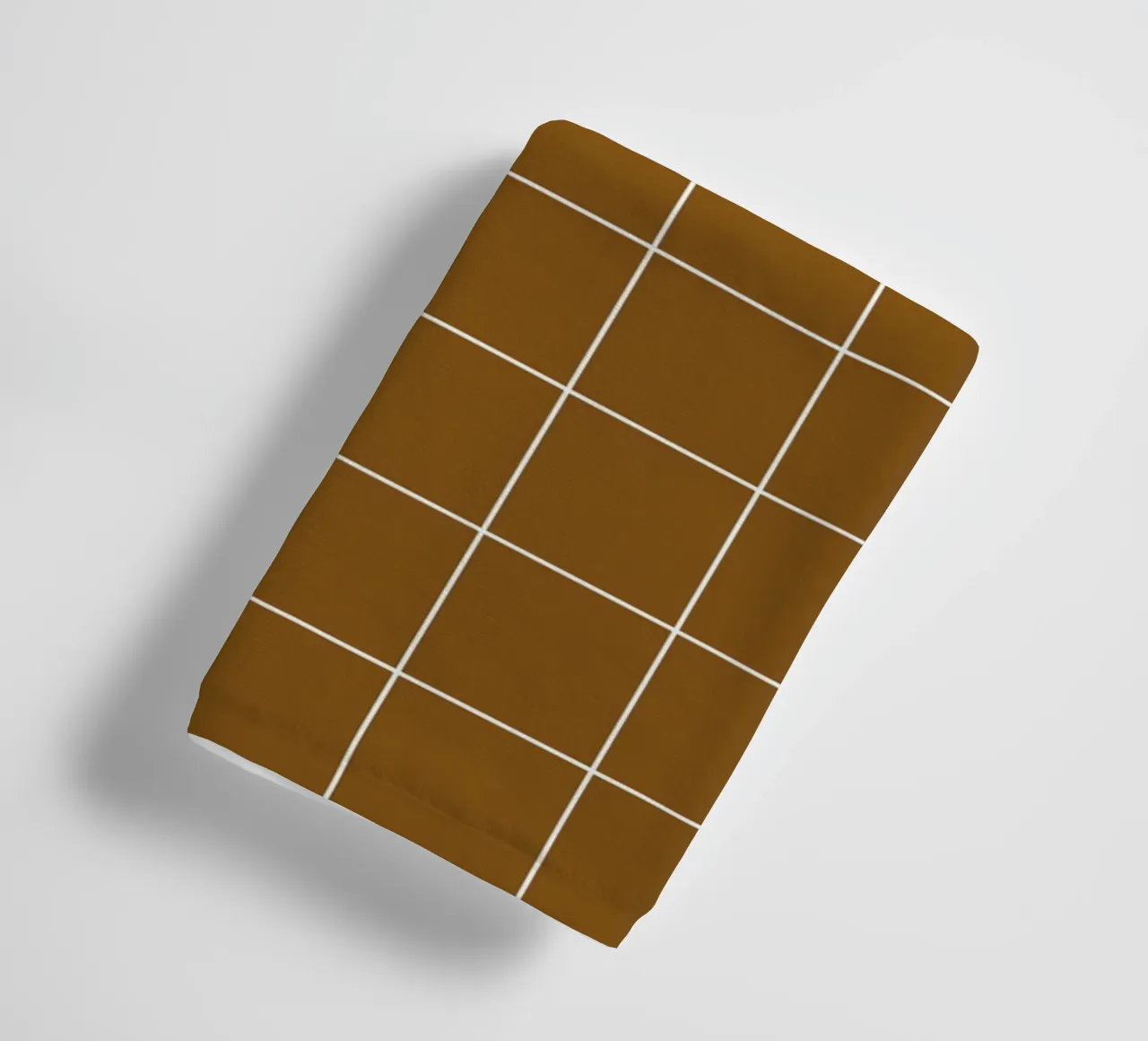 Basic Klassiek Chique Groot Raster | Wit op Donker Chocolade Bruin badhanddoek van Beauty in Simplicity