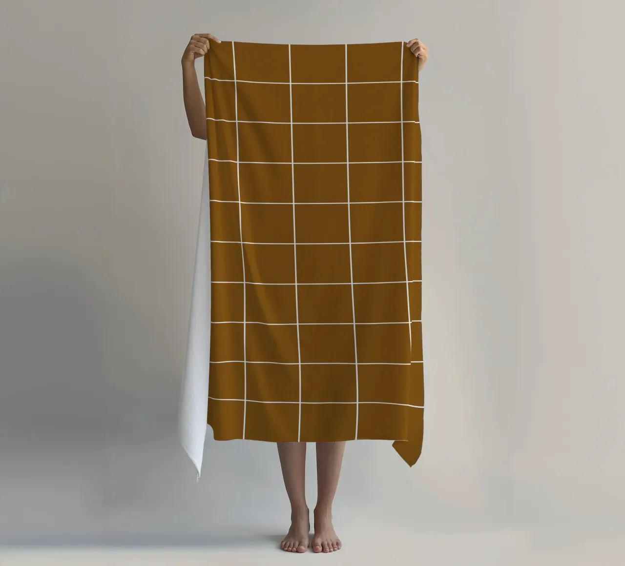 Basic Klassiek Chique Groot Raster | Wit op Donker Chocolade Bruin strandhanddoek van Beauty in Simplicity