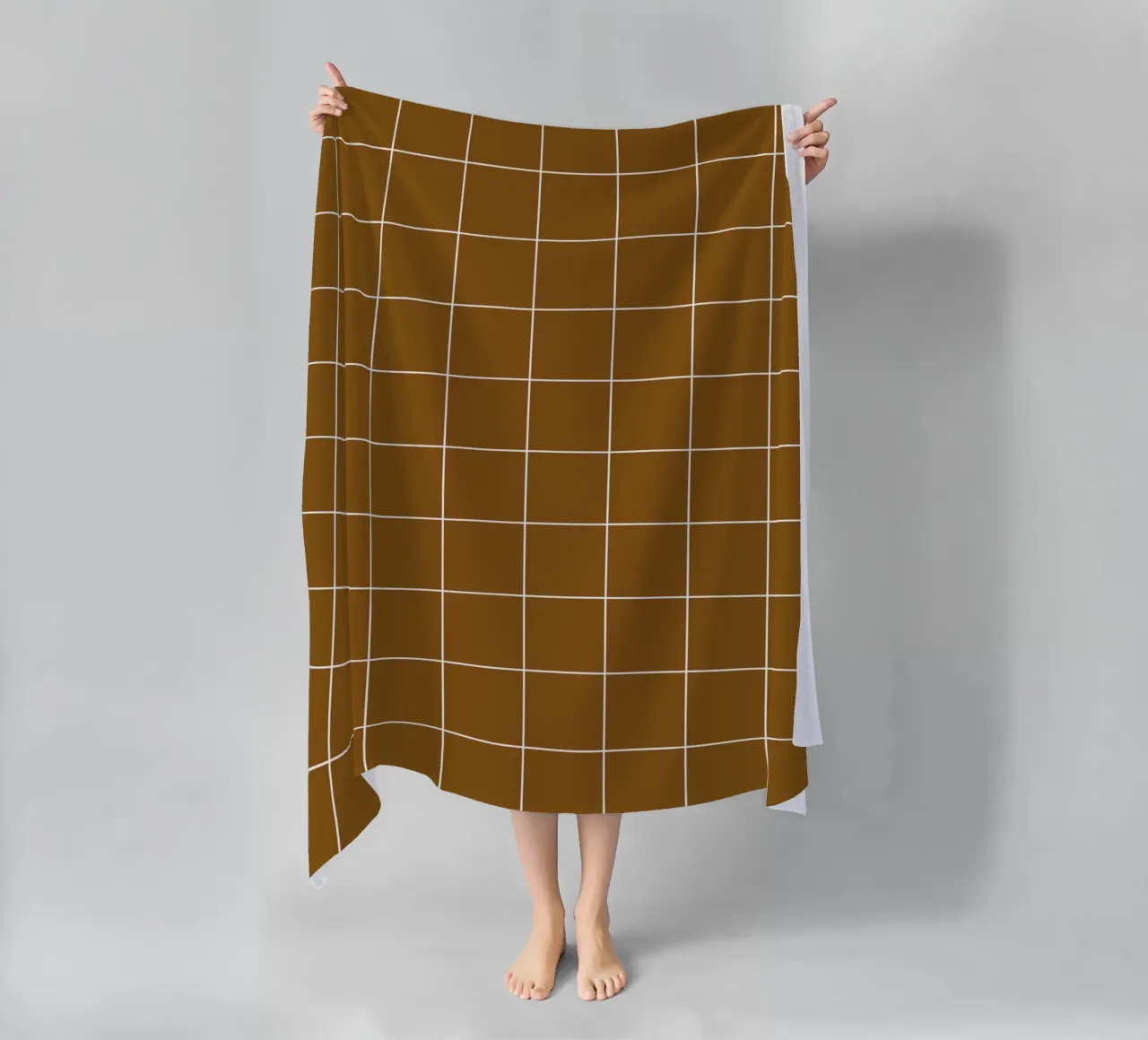 Basic Klassiek Chique Groot Raster | Wit op Donker Chocolade Bruin strandhanddoek van Beauty in Simplicity