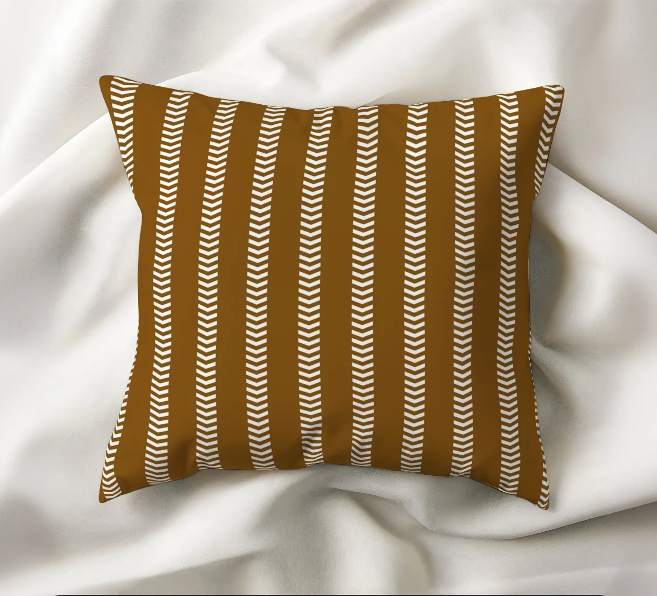 Frecce a strisce Chic Mudcloth | Bianco su marrone cioccolato scuro cuscino da Beauty in Simplicity