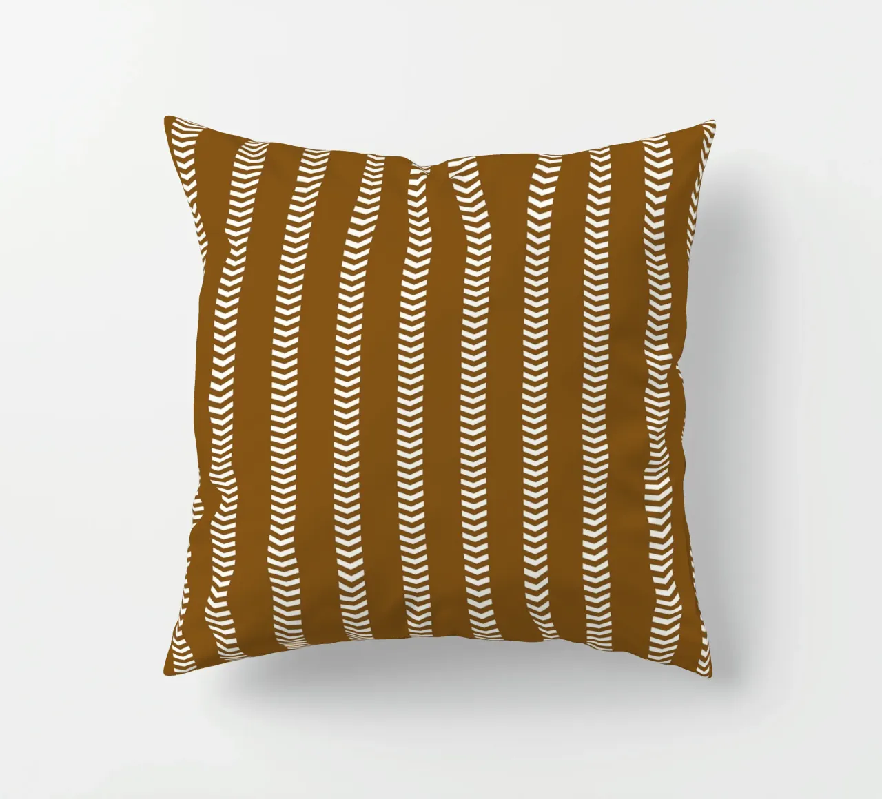 Frecce a strisce Chic Mudcloth | Bianco su marrone cioccolato scuro cuscino da Beauty in Simplicity