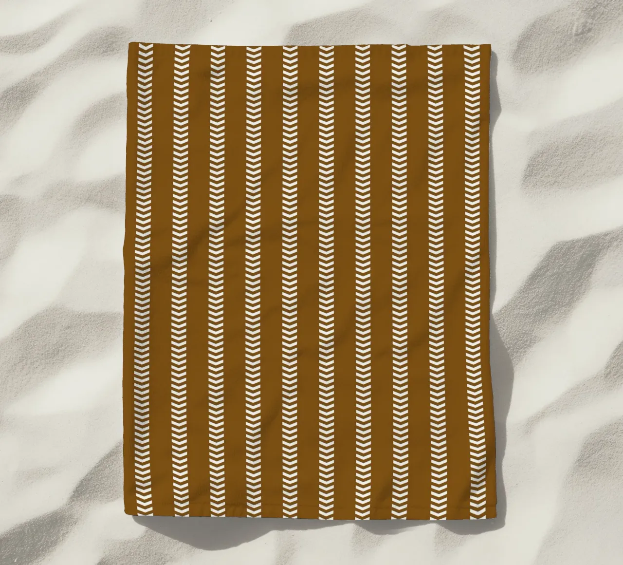 Chique Mudcloth Gestreepte Pijlen | Wit op Donker Chocolade Bruin strandhanddoek van Beauty in Simplicity