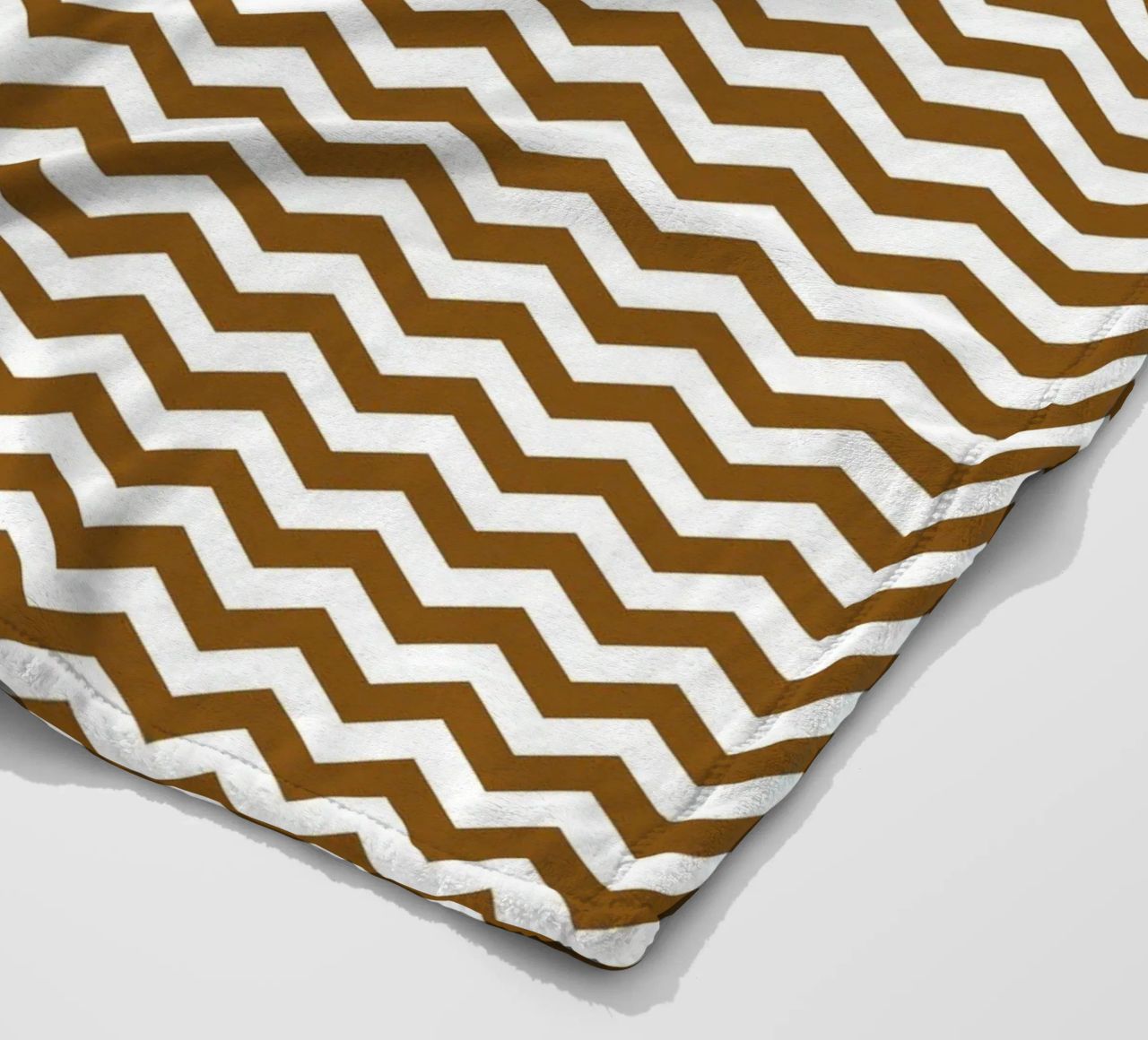 Minimal Chic Basic Standard Chevron | Weiß und Dunkelbraun Fleecedecke von Beauty in Simplicity