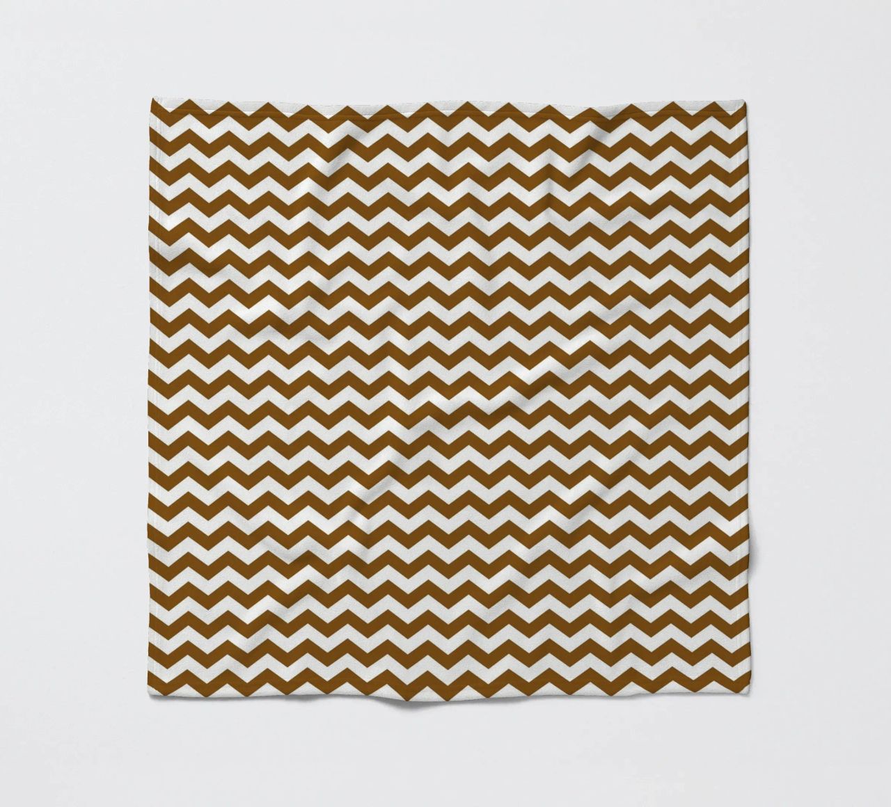 Minimal Chic Basic Standard Chevron | Weiß und Dunkelbraun Fleecedecke von Beauty in Simplicity