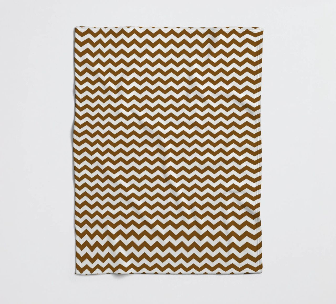 Minimal Chic Basic Standard Chevron | Weiß und Dunkelbraun Fleecedecke von Beauty in Simplicity