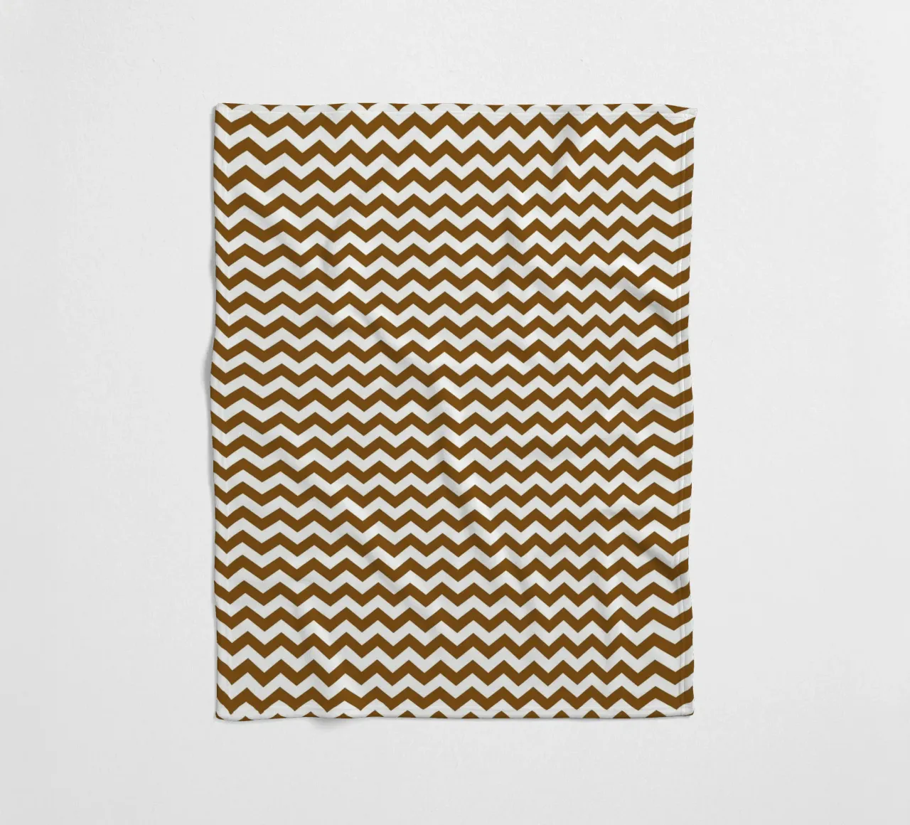 Minimal Chic Basic Standard Chevron | Weiß und Dunkelbraun Fleecedecke von Beauty in Simplicity