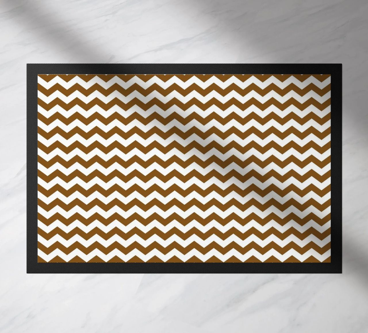 Minimal Chic Basic Standard Chevron | Weiß und Dunkelbraun Fußmatte von Beauty in Simplicity