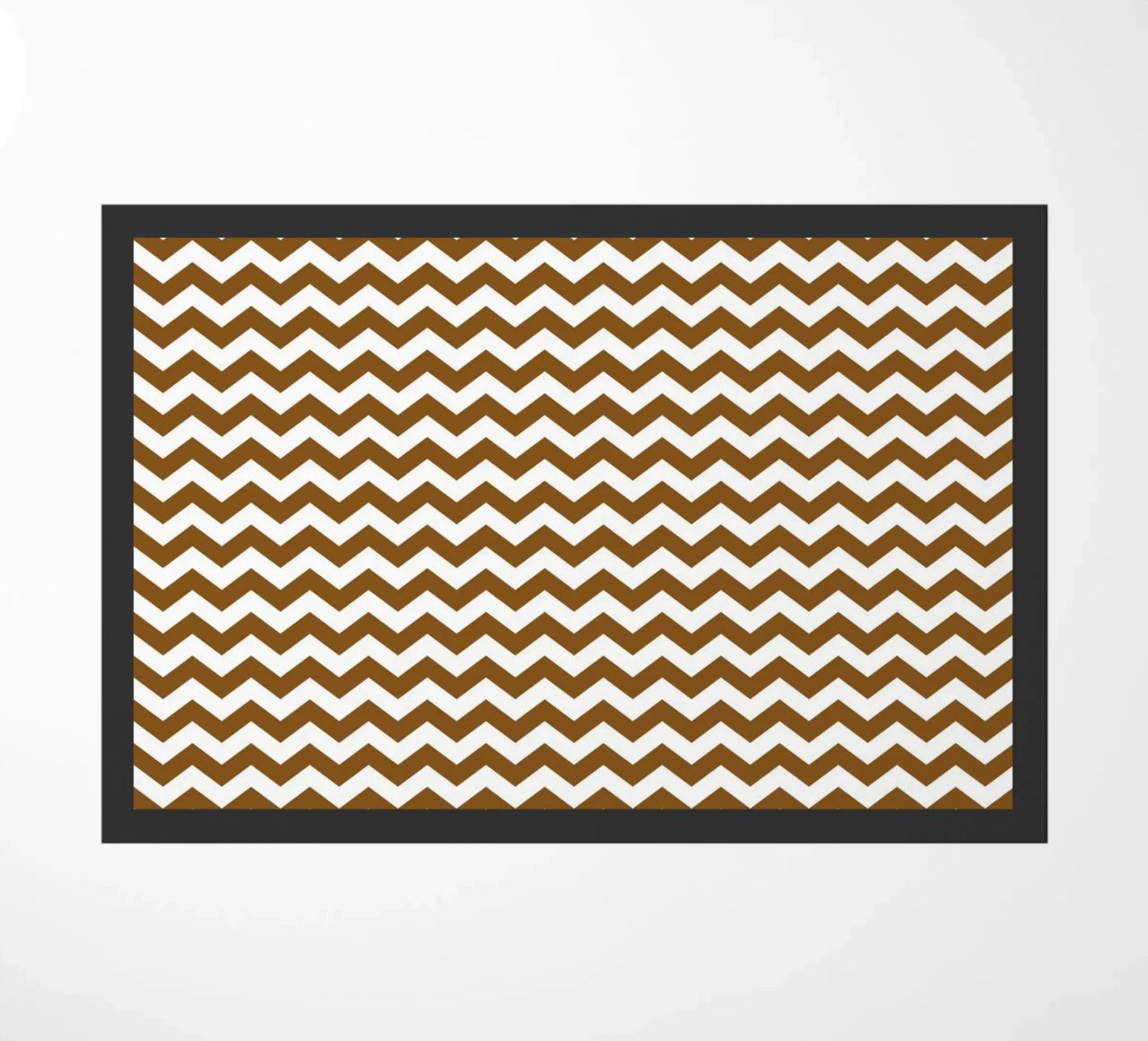 Minimal Chic Basic Standard Chevron | Weiß und Dunkelbraun Fußmatte von Beauty in Simplicity