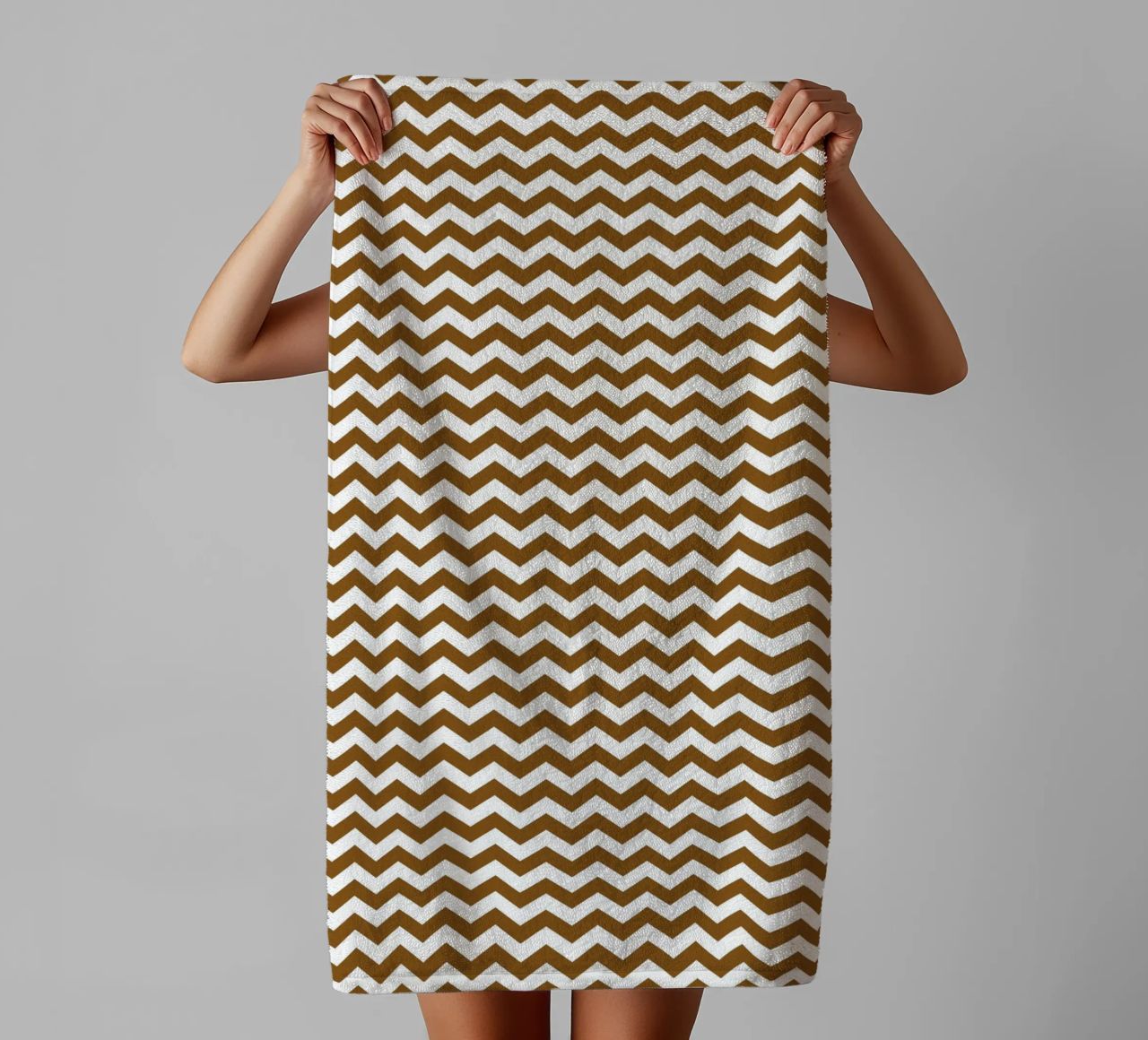 Minimal Chic Basic Standard Chevron | Weiß und Dunkelbraun Handtuch von Beauty in Simplicity
