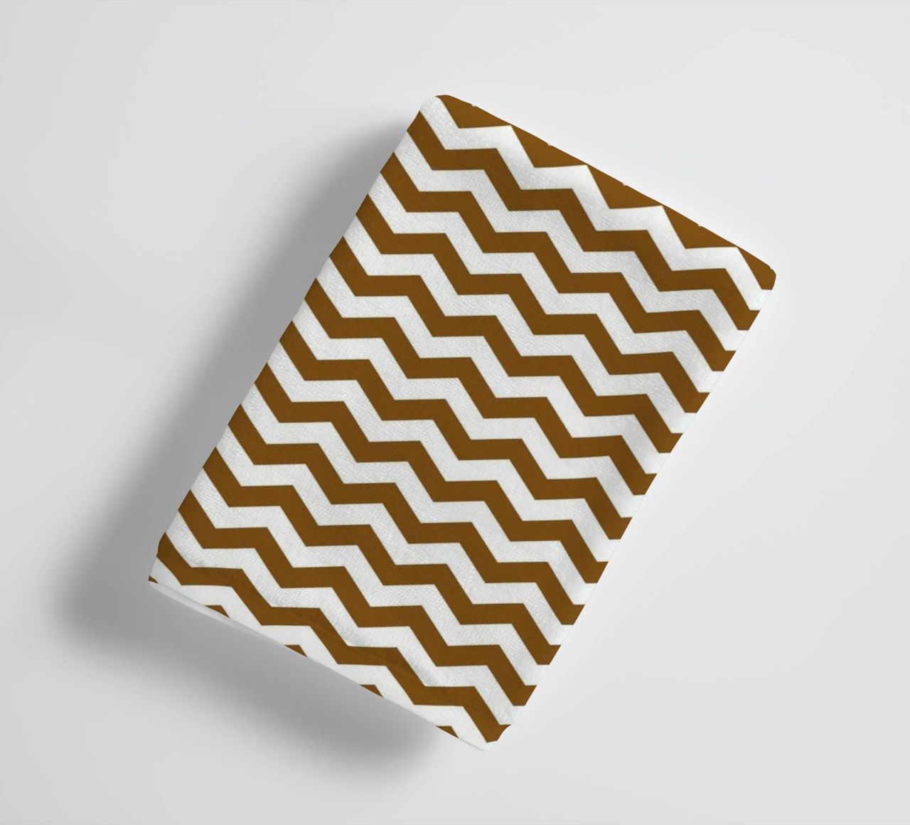 Minimal Chic Basic Standard Chevron | Weiß und Dunkelbraun Handtuch von Beauty in Simplicity