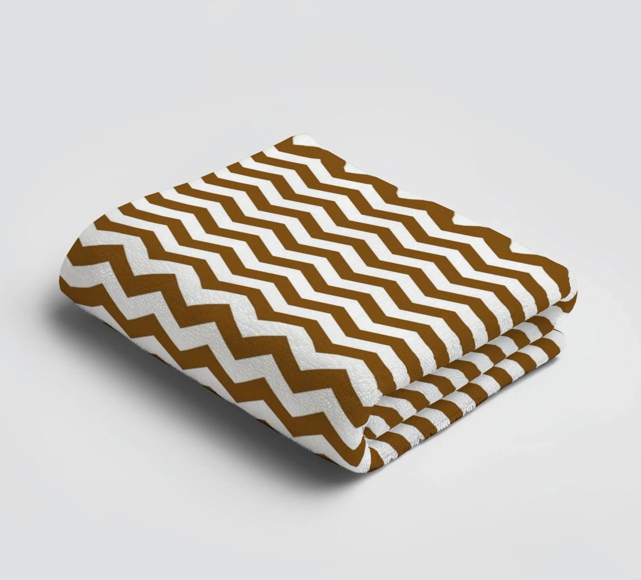 Minimal Chic Basic Standard Chevron | Weiß und Dunkelbraun Handtuch von Beauty in Simplicity