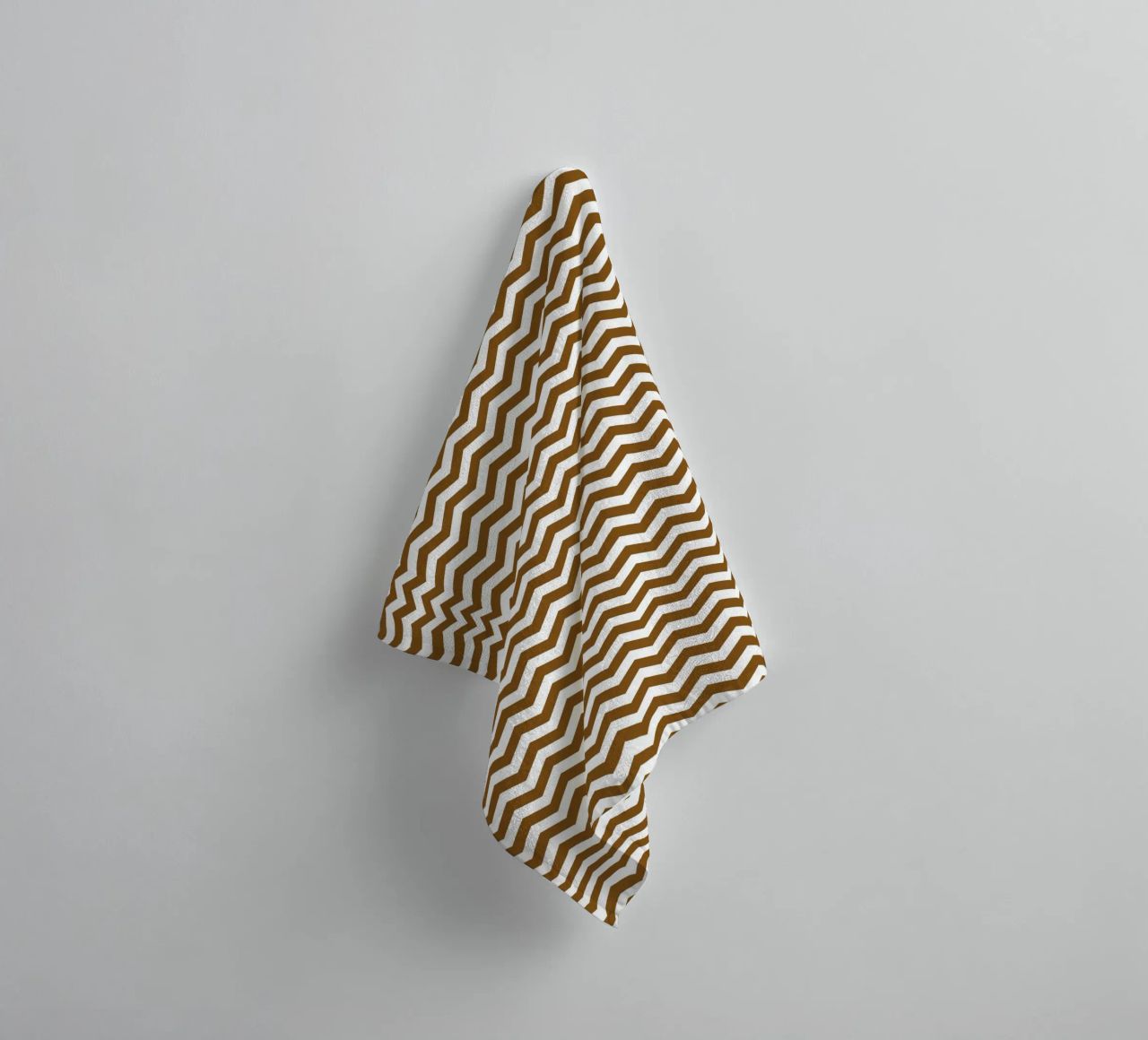 Minimal Chic Basic Standard Chevron | Weiß und Dunkelbraun Handtuch von Beauty in Simplicity