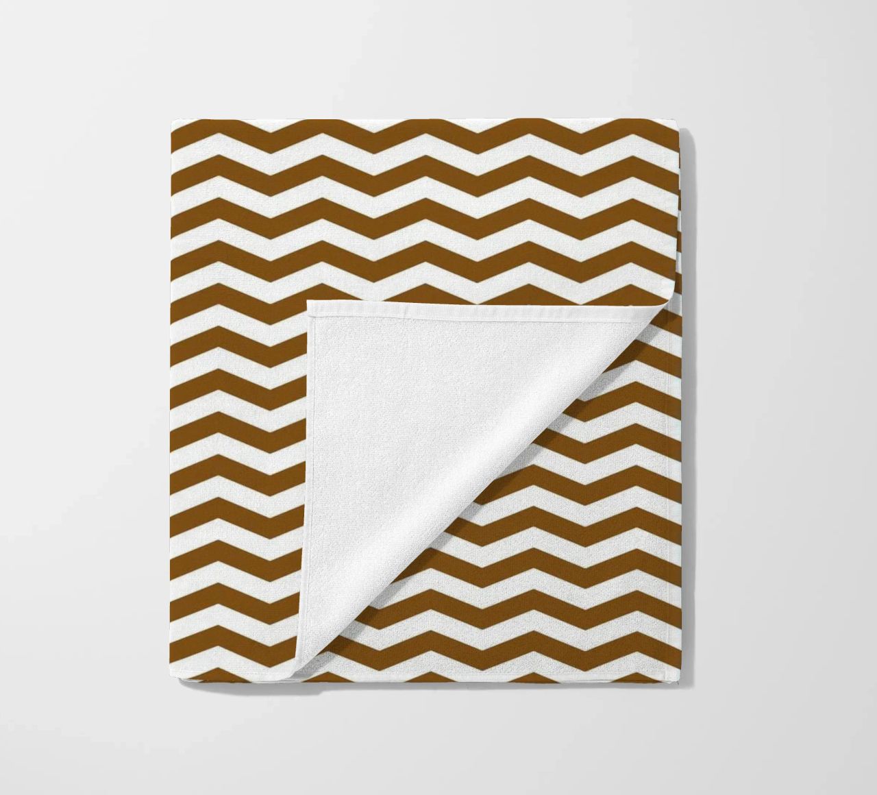 Minimal Chic Basic Standard Chevron | Weiß und Dunkelbraun Strandtuch von Beauty in Simplicity