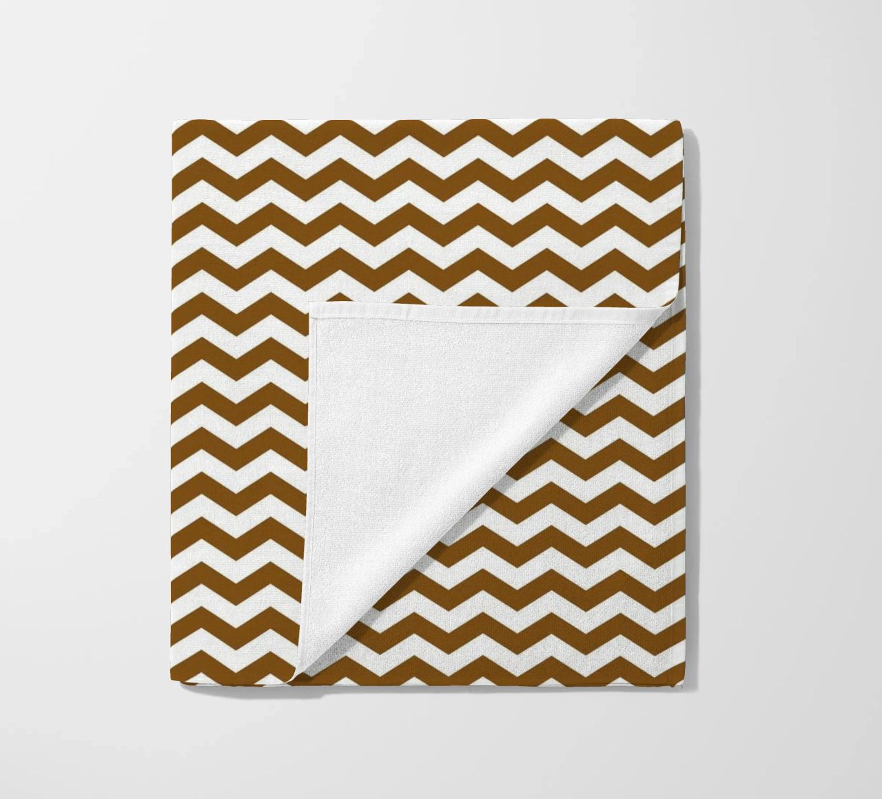 Minimal Chic Basic Standard Chevron | Weiß und Dunkelbraun Strandtuch von Beauty in Simplicity