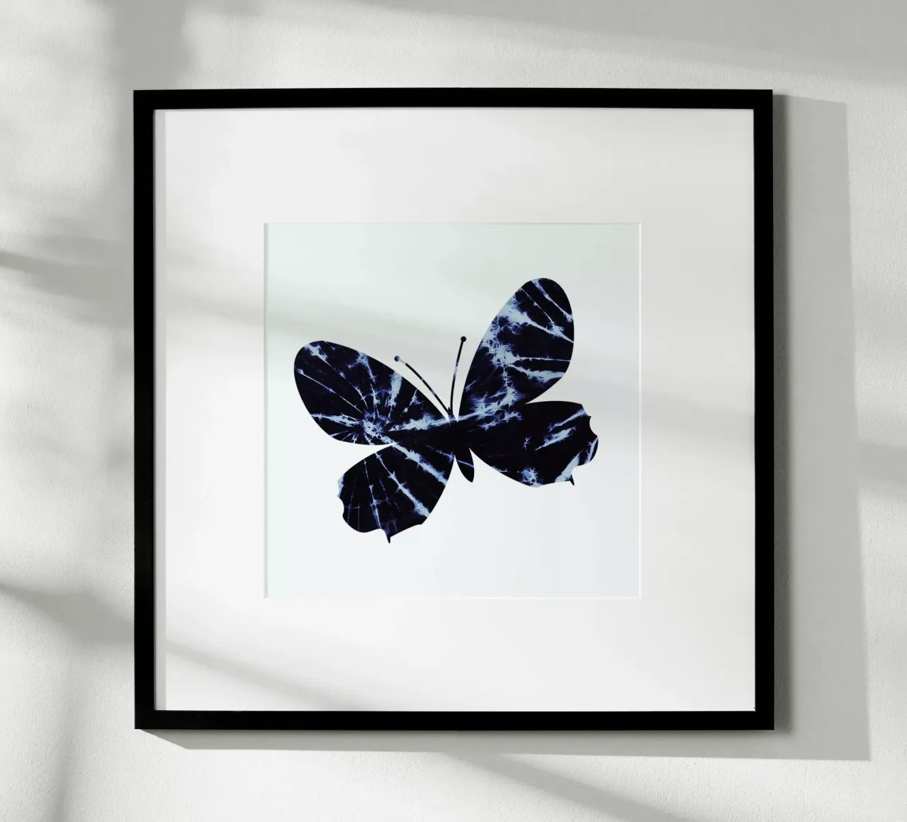 Batik Butterfly poster con telaio in alluminio da XOXO Arte