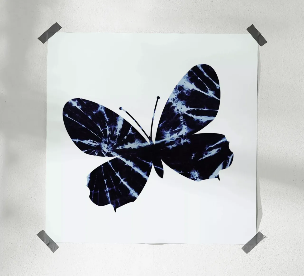 Batik Butterfly poster con telaio in alluminio da XOXO Arte