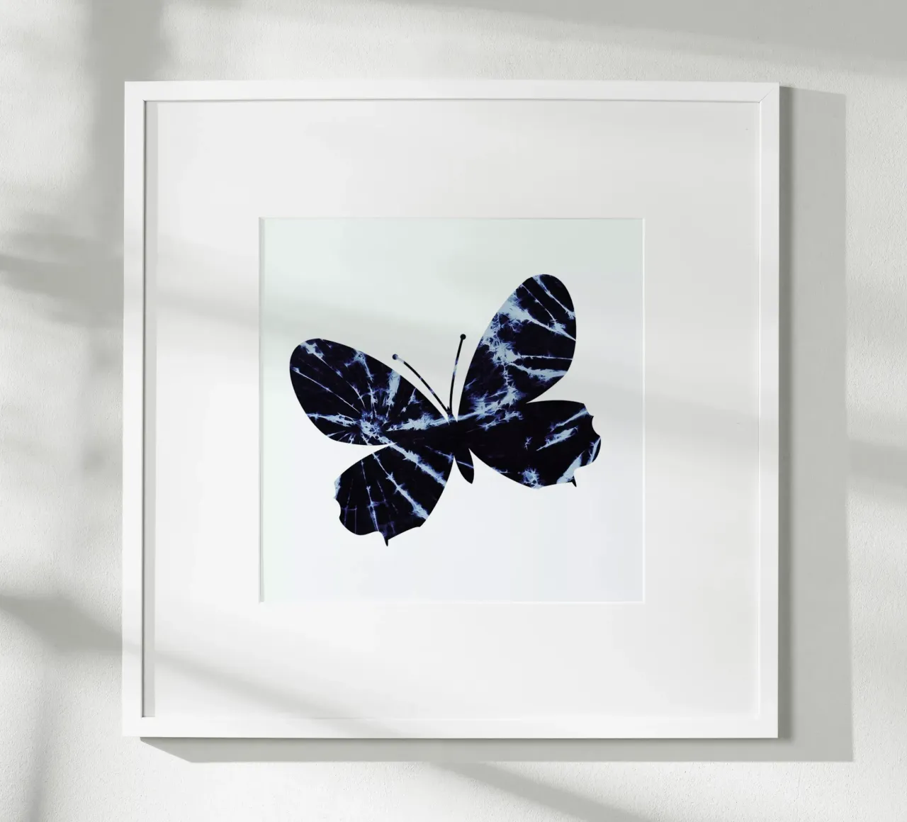 Batik Butterfly poster con telaio in alluminio da XOXO Arte
