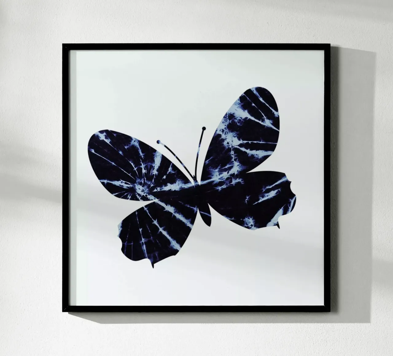 Batik Butterfly poster con telaio in alluminio da XOXO Arte